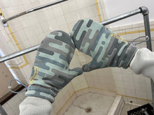 Load image into Gallery viewer, 2000s Vandalize Digi Camo Mittens - Size OS