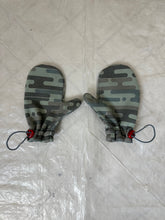 Load image into Gallery viewer, 2000s Vandalize Digi Camo Mittens - Size OS
