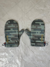 Load image into Gallery viewer, 2000s Vandalize Digi Camo Mittens - Size OS