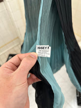 Load image into Gallery viewer, ss2001 Issey Miyake Pleated Scarf with Fillings - Size OS