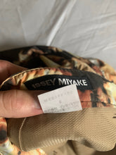 Load image into Gallery viewer, aw2010 Issey Miyake Articulated Twist Knee Nylon Lava Graphic Pants - Size L