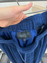 Load image into Gallery viewer, 2000s Griffin Fleece Drawcord Shorts - Size M