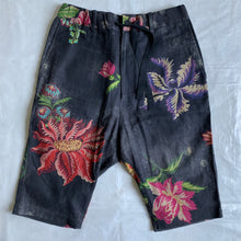 Load image into Gallery viewer, 2000s Yohji Yamamoto Linen Floral Shorts - Size M