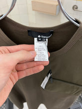 Load image into Gallery viewer, 2000s Samsonite 'Travel Wear' Brown Wallet Pocket Tee - Size M