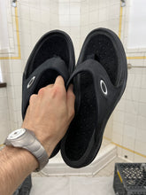 Load image into Gallery viewer, 2000s Oakley ‘Split Crater’ Flip Flops - Size 11 US