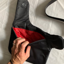 Load image into Gallery viewer, 2000s Vintage TUMI T-TECH 5135D Black Saddle Bag - Size OS