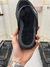 Load image into Gallery viewer, 2000s Oakley ‘Split Crater’ Flip Flops - Size 11 US