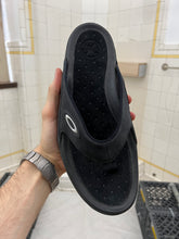 Load image into Gallery viewer, 2000s Oakley ‘Split Crater’ Flip Flops - Size 11 US